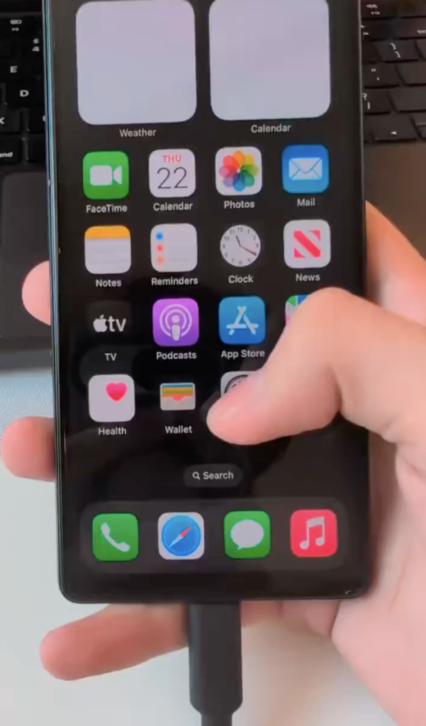 iOS interface on an Android handset (image: Andro-News)